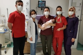 30 günlük koronavirüs hastası bebek yaşam mücadelesini kazandı