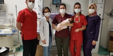 30 günlük koronavirüs hastası bebek yaşam mücadelesini kazandı