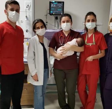 30 günlük koronavirüs hastası bebek yaşam mücadelesini kazandı