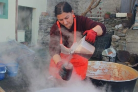 90 yıllık yöntemle yapılan şifa deposu hurma pekmezi! Kalp dostu, bağışıklık güçlendirici