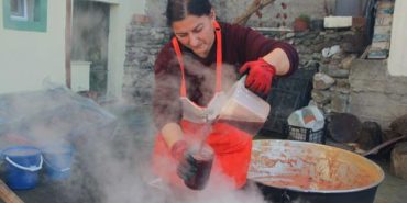 90 yıllık yöntemle yapılan şifa deposu hurma pekmezi! Kalp dostu, bağışıklık güçlendirici