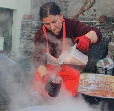 90 yıllık yöntemle yapılan şifa deposu hurma pekmezi! Kalp dostu, bağışıklık güçlendirici