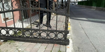 Tapuda siteye ait olduğunu öğrenince, kaldırımı tel örgü ile kapattılar