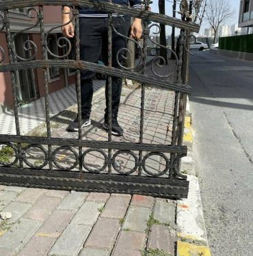Tapuda siteye ait olduğunu öğrenince, kaldırımı tel örgü ile kapattılar