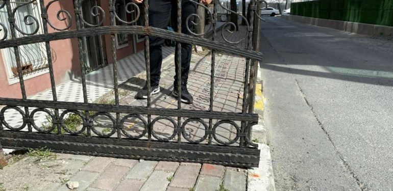 Tapuda siteye ait olduğunu öğrenince, kaldırımı tel örgü ile kapattılar