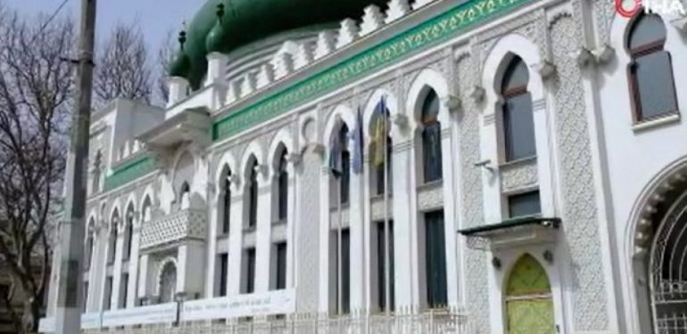 Ukrayna'da savaşın gölgesinde cuma namazı