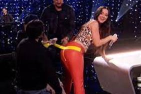 Ünlü şarkıcı Katy Perry'nin sahnede şarkı söylerken pantolonu patladı