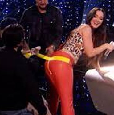 Ünlü şarkıcı Katy Perry'nin sahnede şarkı söylerken pantolonu patladı