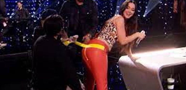 Ünlü şarkıcı Katy Perry'nin sahnede şarkı söylerken pantolonu patladı
