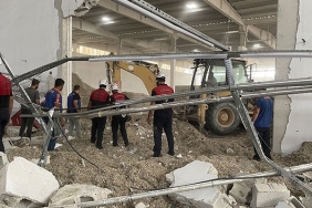 13-15-25-urfa-da-bir-fabrikanin-duvari-yikildi-3-isci-yaralandi-1074799-5