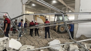 13-15-25-urfa-da-bir-fabrikanin-duvari-yikildi-3-isci-yaralandi-1074799-5