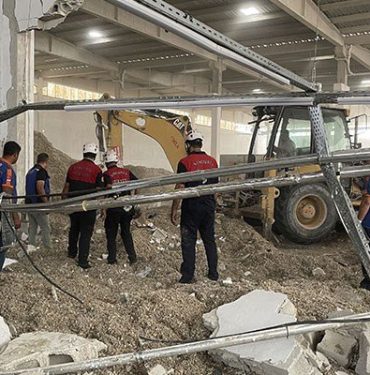 13-15-25-urfa-da-bir-fabrikanin-duvari-yikildi-3-isci-yaralandi-1074799-5