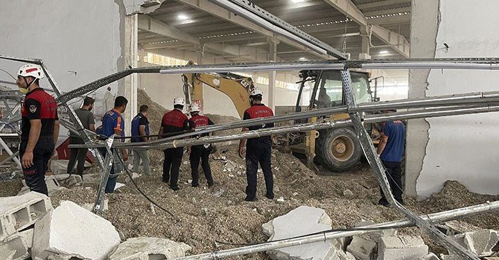 13-15-25-urfa-da-bir-fabrikanin-duvari-yikildi-3-isci-yaralandi-1074799-5