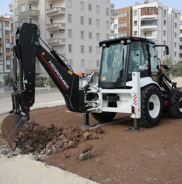 KKöprüBld- Karaköprü'de yeni spor sahalarının çalışmaları sürüyor (5