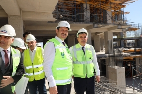 BAŞKAN BEYAZGÜL İLE VALİ AYHAN ŞEHİR HASTANESİ İNŞAATINI İNCELEDİ (2)