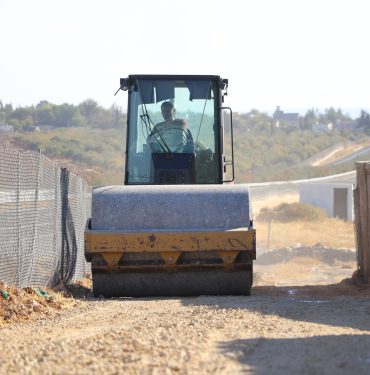KKöprüBld- Geçit Mahallesinde yollar çamurdan arındırıldı (3)