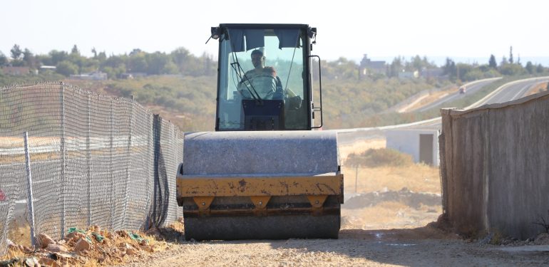 KKöprüBld- Geçit Mahallesinde yollar çamurdan arındırıldı (3)