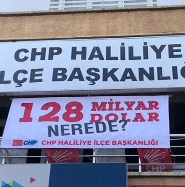 urfa-da-chp-binasina-asilan-128-milyar-dolar-nerede-pankarti-saniyeler-icinde-polis-tarafindan-indirilmek-istendi-866518-5