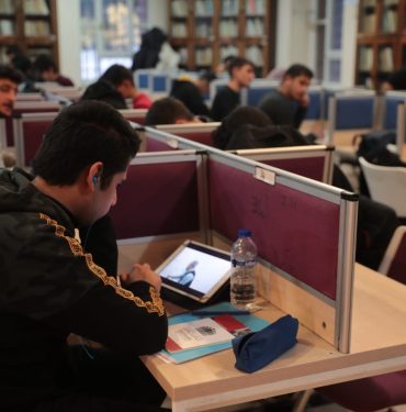 BAŞKAN BEYAZGÜL KÜTÜPHANEDEKİ GENÇLERLE BULUŞTU (5)