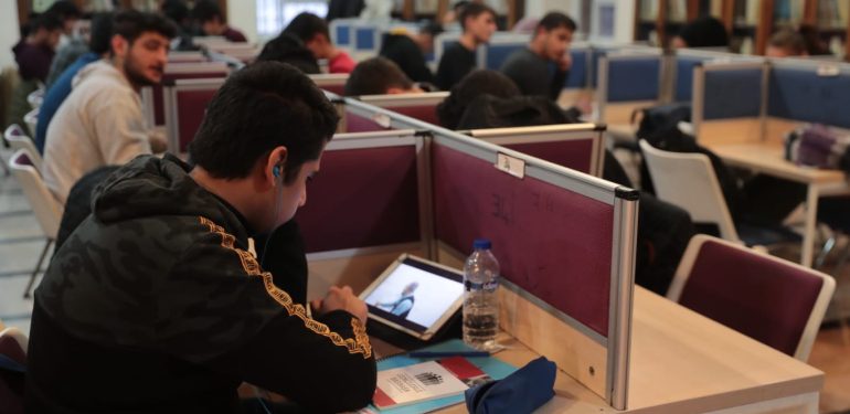BAŞKAN BEYAZGÜL KÜTÜPHANEDEKİ GENÇLERLE BULUŞTU (5)