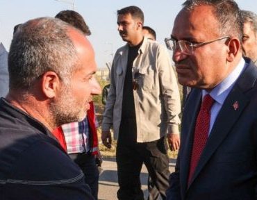 bakan-bozdag-sulama-kanalindaki-calismalari-yerinde-inceledi_59959
