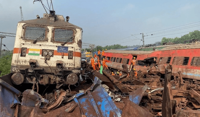 hindistan-da-tren-kazasi-233-olu-900-den-fazla-15989889_9390_m