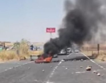 viransehir-de-ciftciler-yol-kapatip-eylem-yapti_2fcac