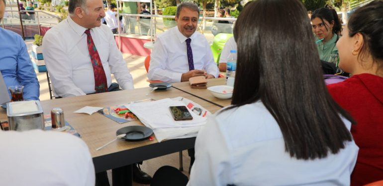 VALİ ŞILDAK ÜNİVERSİTE ÖĞRENCİLERİYLE BULUŞTU (15)