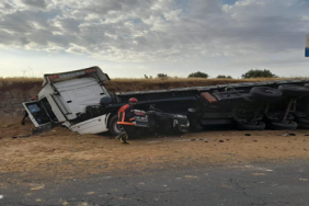 sanliurfada_tir_devrildi_1_yarali_h48923_5a5d8