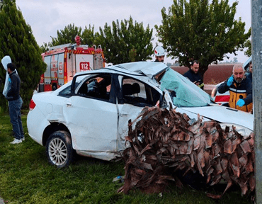 sanliurfada_kontrolden_cikan_otomobil_refuje_cikti_4_yarali_h49611_33713