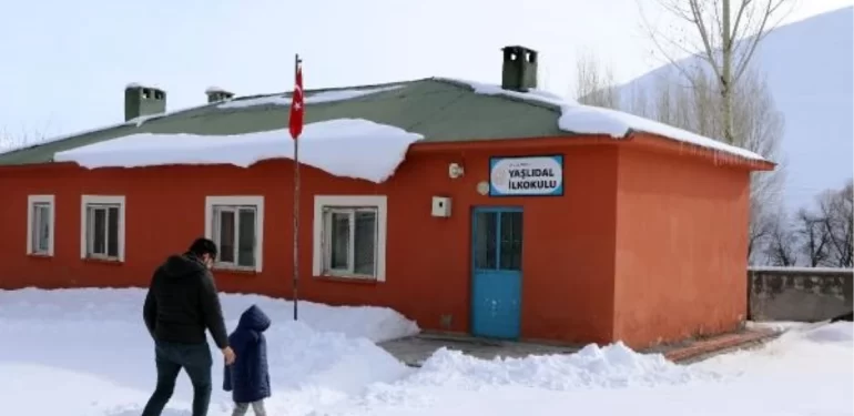 2-derslikli-okulun-tek-ogrencisi-hasret-in-ka-5-16756798_amp