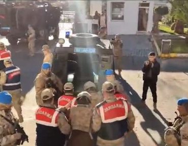 birecikte_bir_kisinin_oldugu_kavgada_9_gozalti_h50302_aa66d