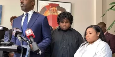 abd-de-bir-doktor-dogum-sirasinda-bebegin-basini-16829834_1068_amp