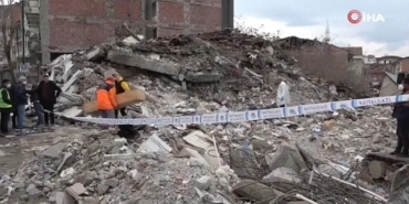 malatya-da-depremde-yikilan-binanin-enkazinda-erkek-cesedi-bulundu-3900