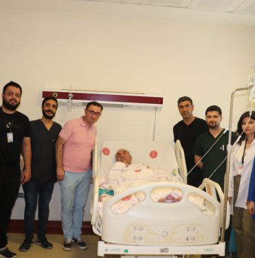 2024-08-23-harran-universitesi-hastanesinde-93-yasindaki-hastaya-basarili-ercp-operasyonu