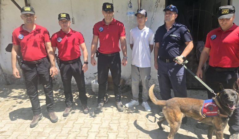 BURSA'DA 5 GÜNDÜR ARANAN BURAK, SAĞ SALİM BULUNDU BURAK'IN 5 GÜNDÜR BOŞ BİR BARAKADA SAKLANDIĞI ORTAYA ÇIKTI SAÇLARINI KESEN AİLESİNE TEPKİ İÇİN EVDEN KAÇTI