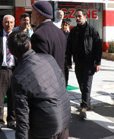 vali-ayhan-gonullere-dokunuyor