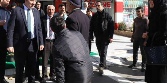 vali-ayhan-gonullere-dokunuyor