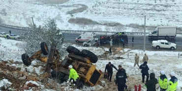 KAR TEMİZLİĞİ YAPAN İŞ MAKİNESİ DEVRİLDİ: 1 YARALI