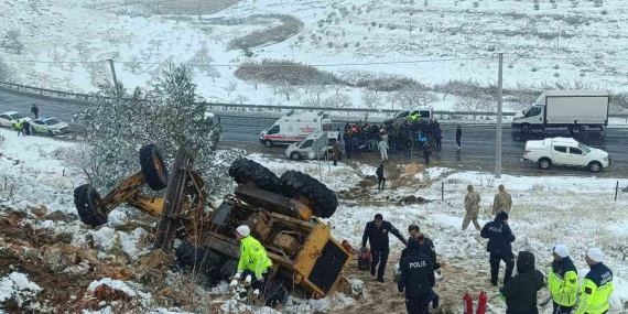KAR TEMİZLİĞİ YAPAN İŞ MAKİNESİ DEVRİLDİ: 1 YARALI