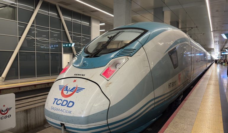 HT80113_treni_Ankara_Yüksek_Hızlı_Tren_Garı‘nda_2025